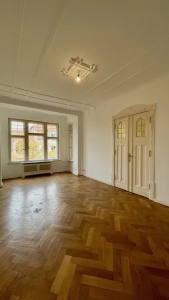Altbaucharme mit hohen Decken und zwei Balkonen – großzügiges Wohnen in Mariendorf — photo 1